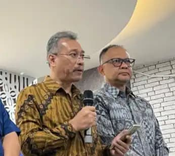Sekretaris Jenderal (Sekjen) Kemendikti Saintek, Togar M. Simatupang (Kiri)