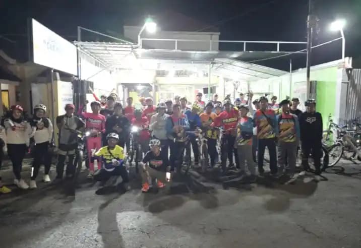 Sensasi Bersepeda di Malam Hari, Team Gas Tiga Matra dan Prabu Kota Probolinggo