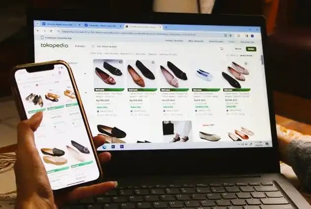 Seorang warga melihat barang-barang di situs belanja online