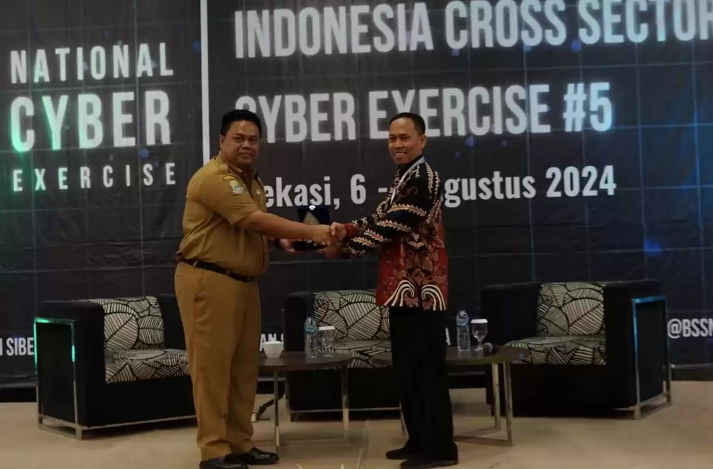 Seragam Pemda, Robet TP Siagian Jabat Tangan dengan Petugas BSSN