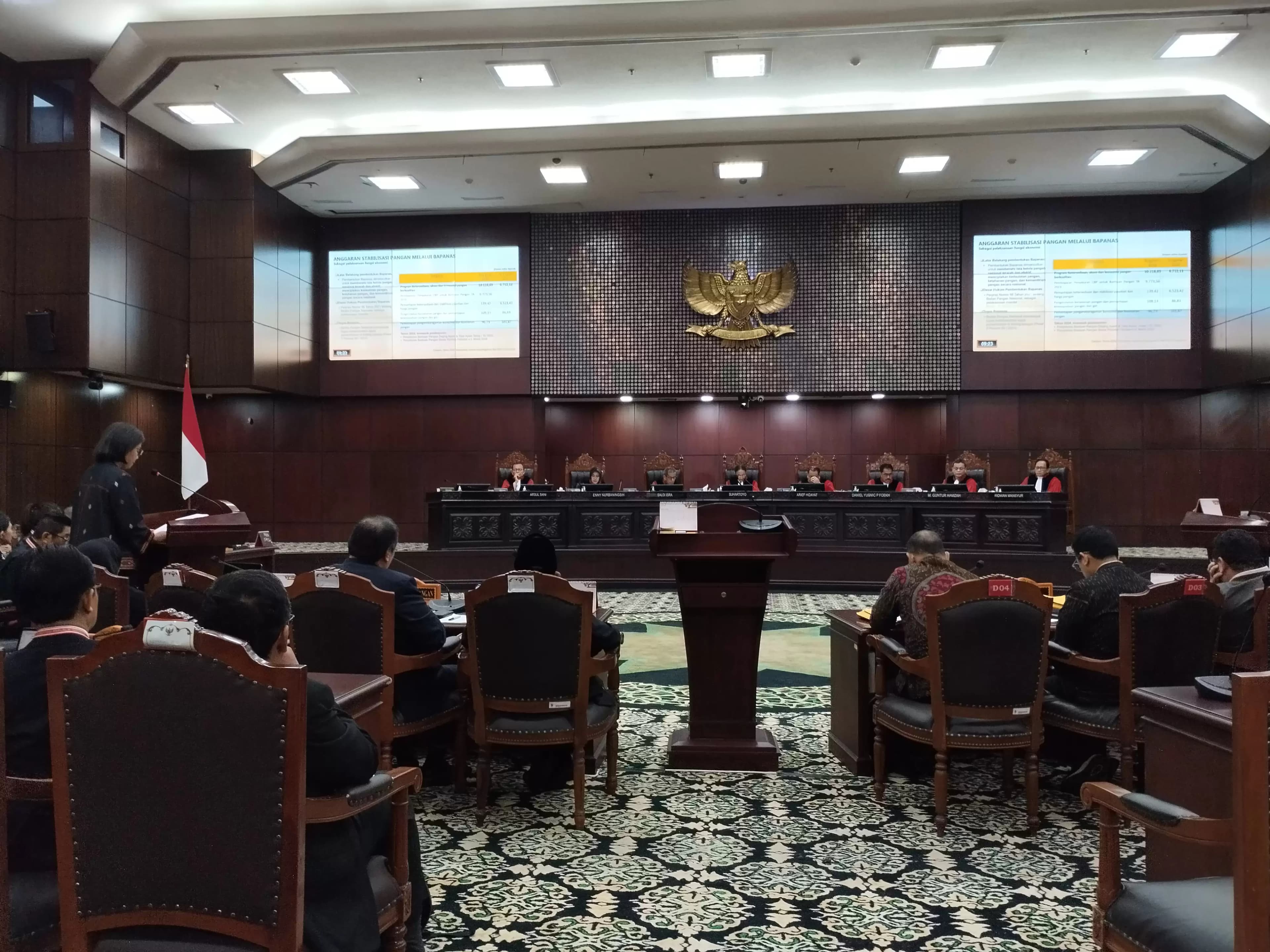 Sidang perselisihan hasil pemilihan umum (PHPU) terkait dengan sengketa Pilpres 2024, di Mahkamah Konstitusi (MK), hari ini, Jumat (5/4/2024). (Foto: MI/Dhanis)