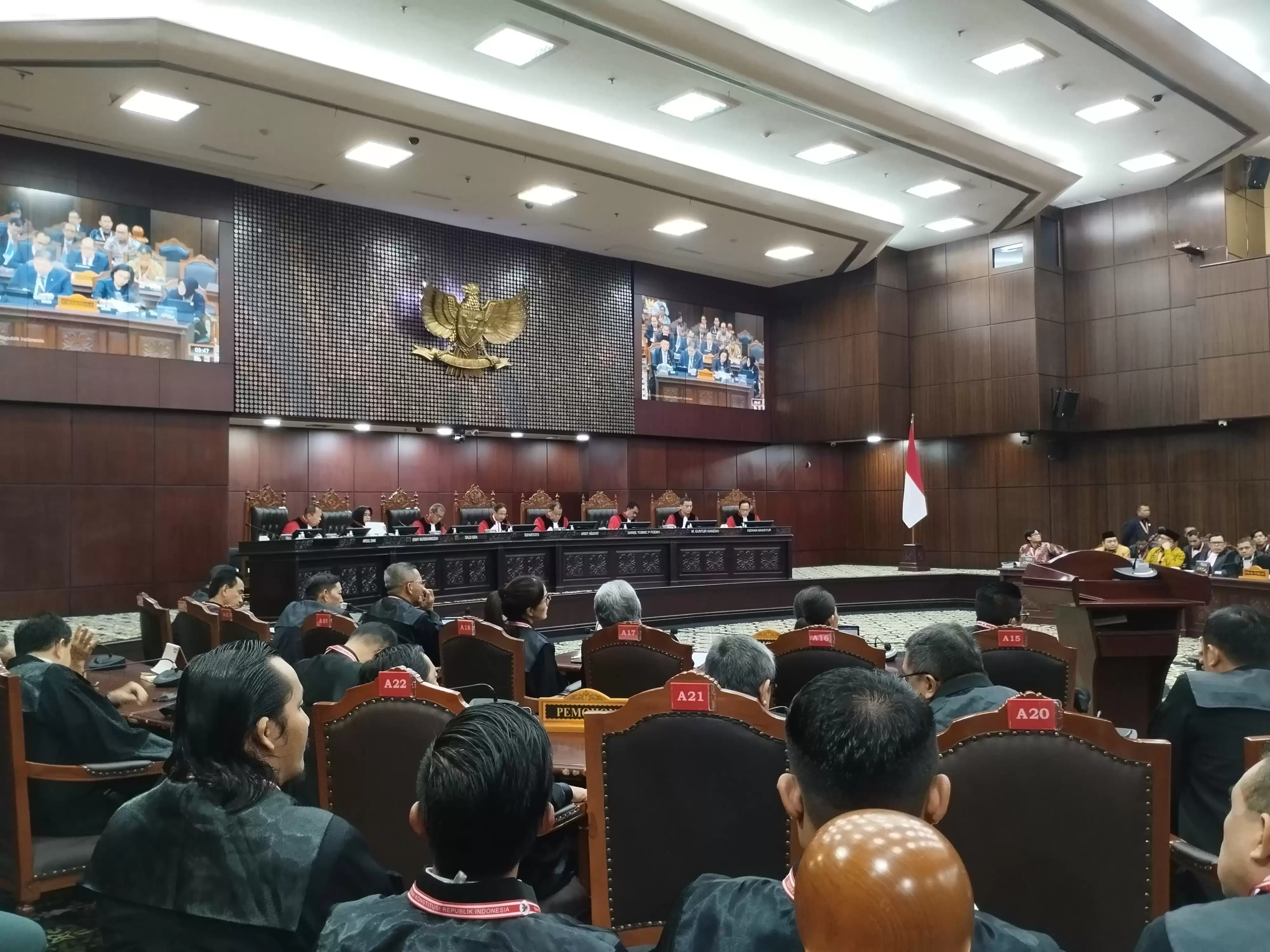 Sidang perselisihan hasil pemilihan umum (PHPU) terkait dengan sengketa Pilpres 2024, di Mahkamah Konstitusi (MK), hari ini, Jumat (5/4/2024). (Foto: MI/Dhanis)