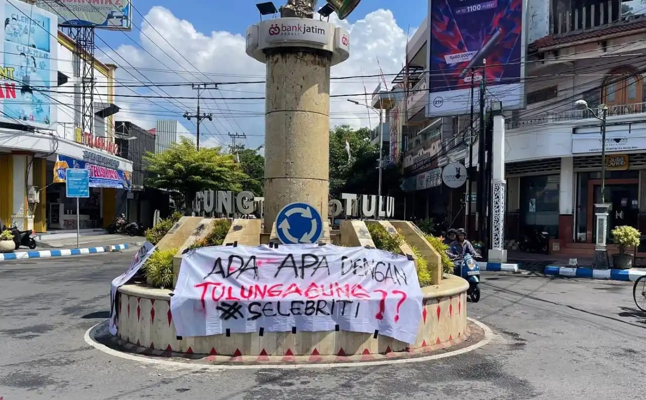 Spanduk yang dipasang oleh AMTI di Tugu Kendang, Tulungagung
