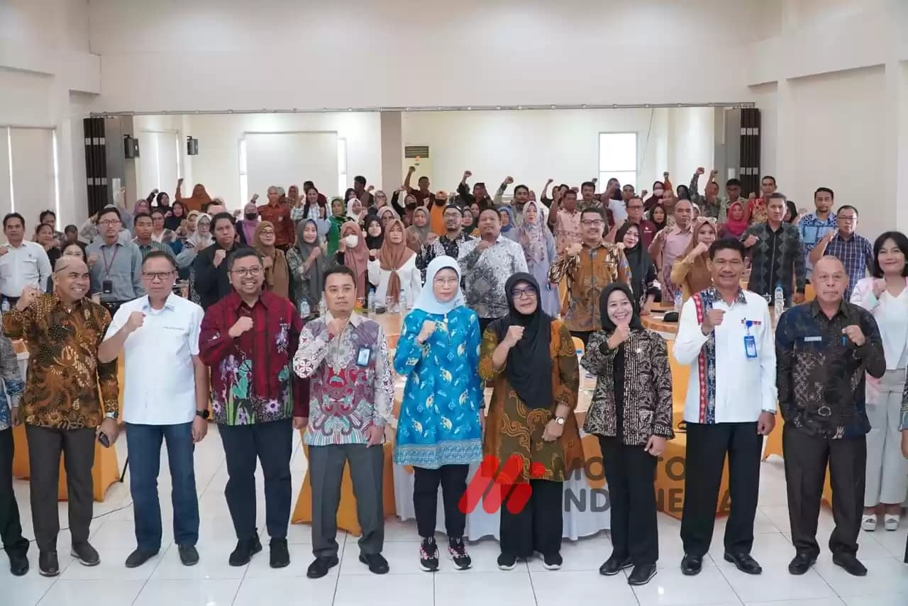 Staf Ahli Bidang Kemasyarakatan dan SDM, Nurlaila Muhammad (jilbab hitam) pose bersama dengan pejabat teras Kemendesa PDTT, serta peserta kegiatan lainnya