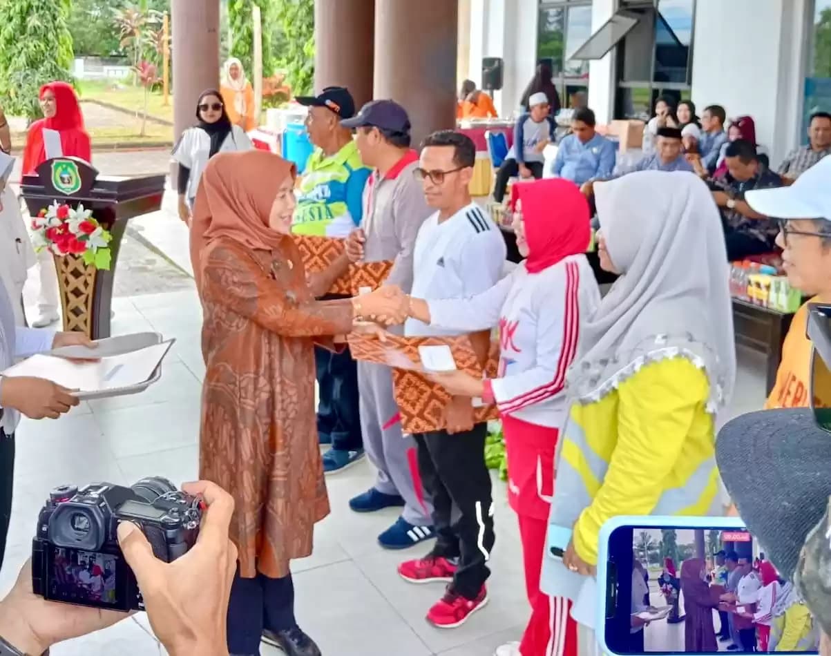 Staf Ahli Gubernur Maluku Utara Bidang Hukum, Politik, dan Pemerintahan Hairia memberikan piagam penghargaan kepada pendidik siswa berkebutuhan khusus (Foto: Ist)