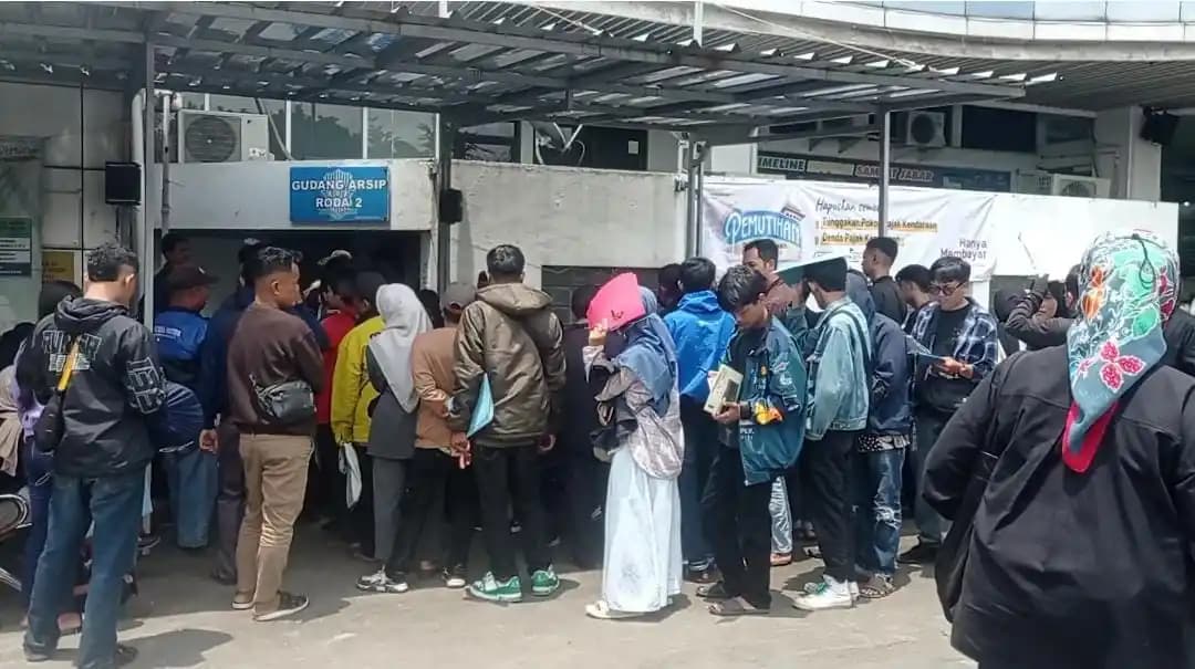 Suasana antrean wajib pajak di depan gudang arsip kendaraan roda dua kantor Samsat Soekarno Hatta
