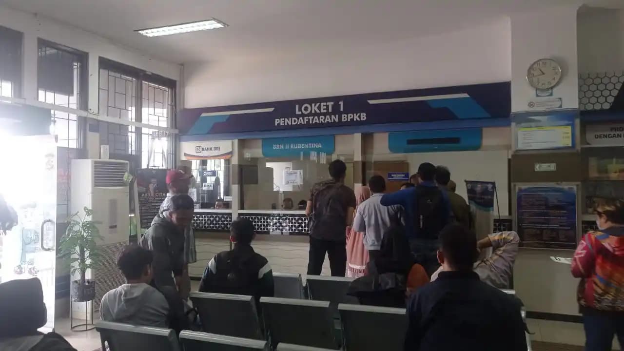 Suasana antrean wajib pajak di depan loket pendaftaran BPKB kantor Samsat Soekarno Hatta