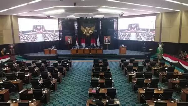 Suasana Dewan protes dalam Ruang Rapat Paripurna DPRD DKI Jakarta bahas APBD DKI Perubahan 2023 terjadi protes dari Sunggul Sirait dari Fraksi DPRD DKI Jakarta