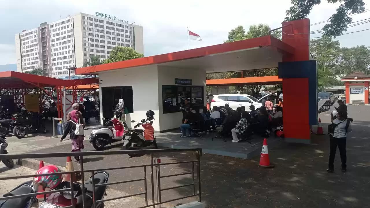 Suasana di area cek fisik Samsat Bandung Tengah, Jl. Kawaluyaan Raya Jati, Kota Bandung, Jawa Barat