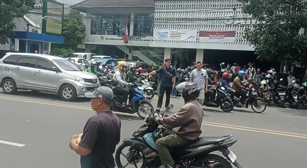 Suasana di depan kantor Samsat Pajajaran