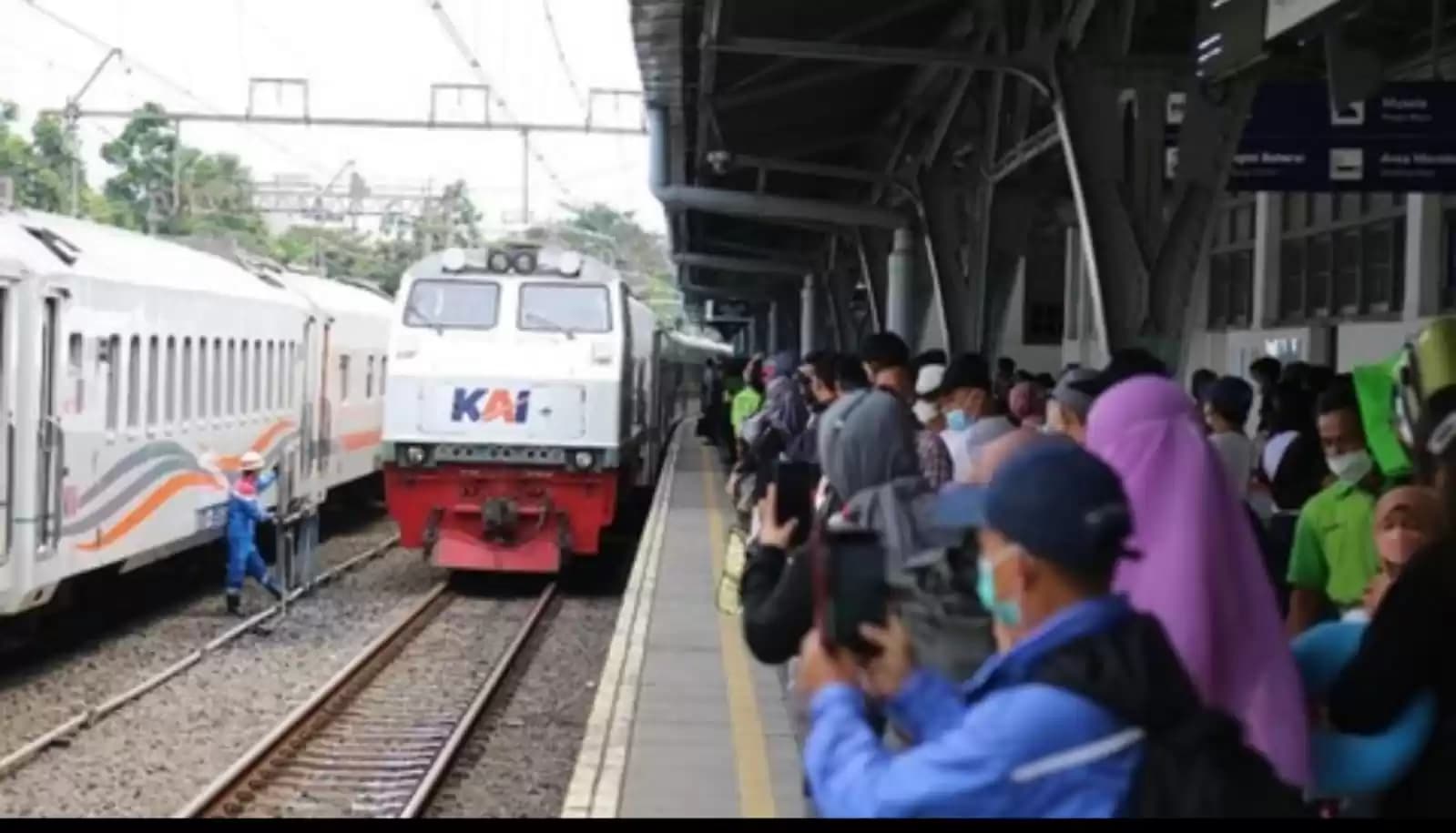 Suasana KA saat ke luar masuk dan berhenti di dalam area stasiun.