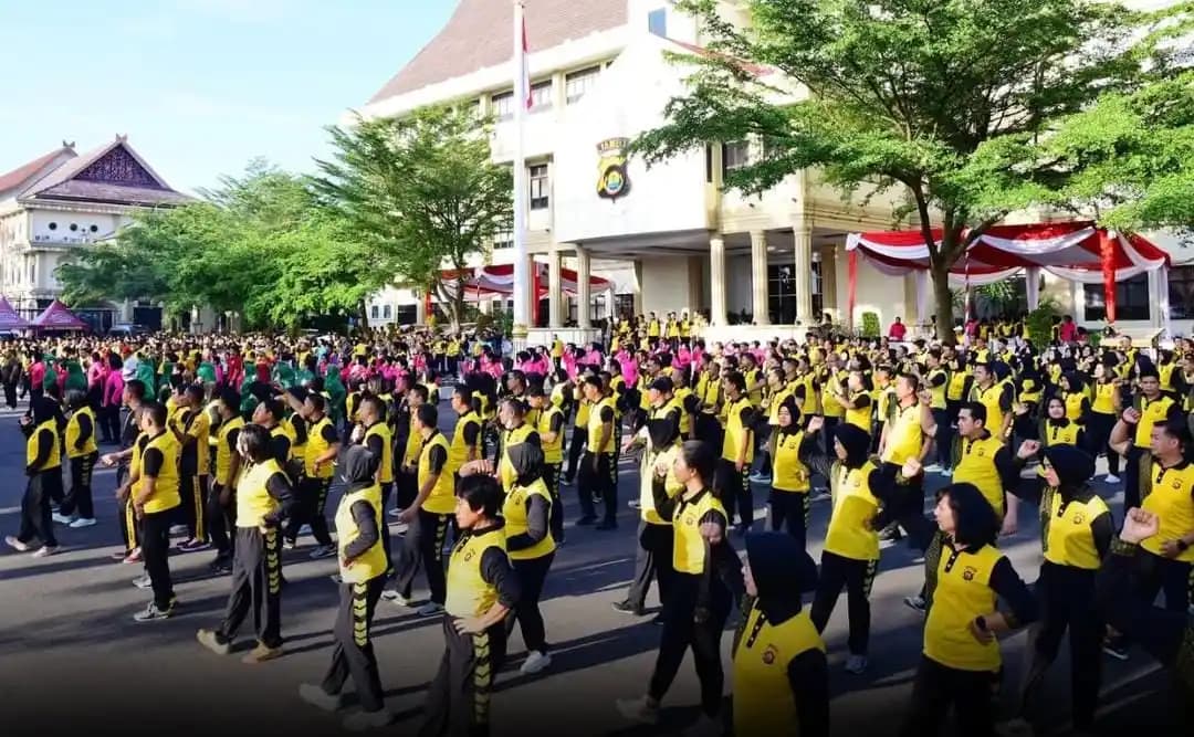Suasana olahraga bersama di lapangan Mapolda Jambi
