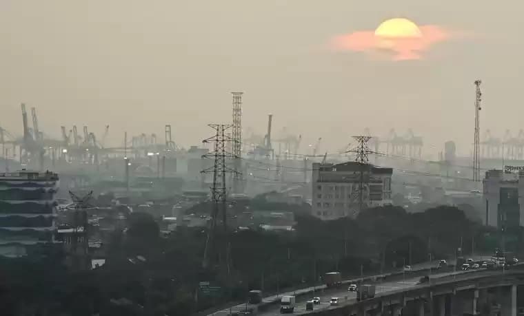 Suasana polusi udara yang menyelimuti kawasan Pelabuhan Tanjung Priok