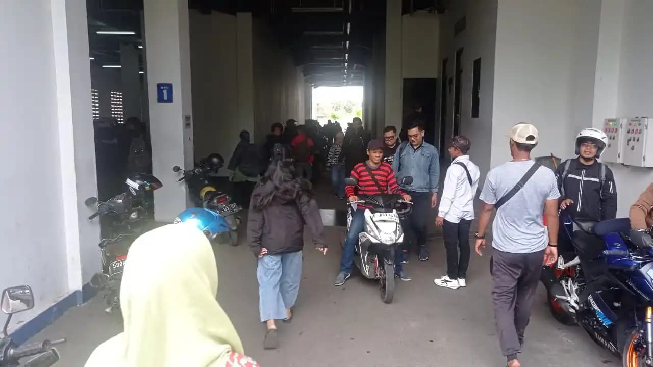 Suasana wajib pajak di Gedung Pelayanan BPKB Polda Jabar