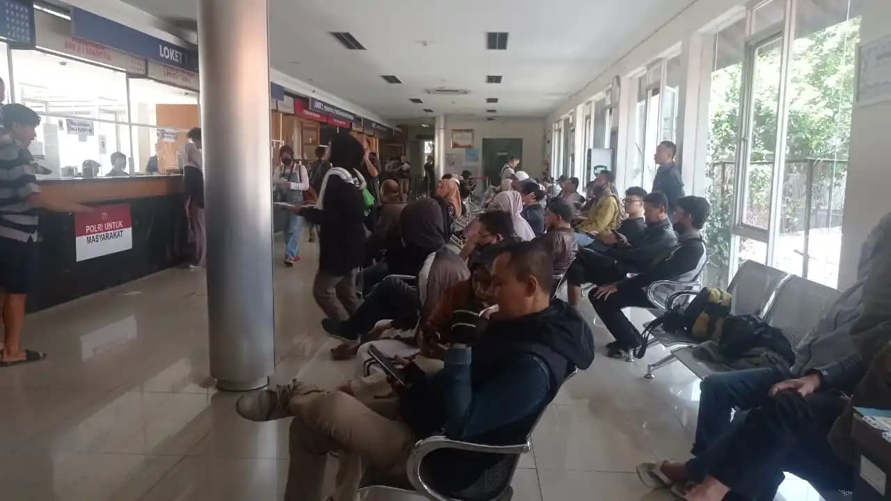 Suasana wajib pajak saat menunggu antrean di kantor Samsat Pajajaran, Kota Bandung, Jawa Barat.