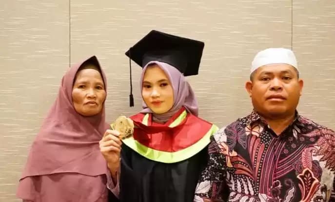 Susilawati saat diwisuda oleh Universitas Muhammadiyah Surabaya