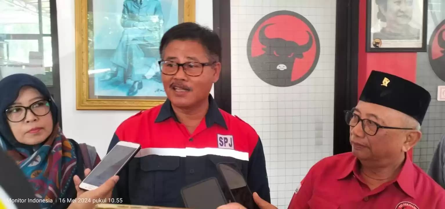 Sutrisno menyampaikan keterangan pers usai menyerahkan berkas pendaftaran di Kantor DPC PDI Perjuangan