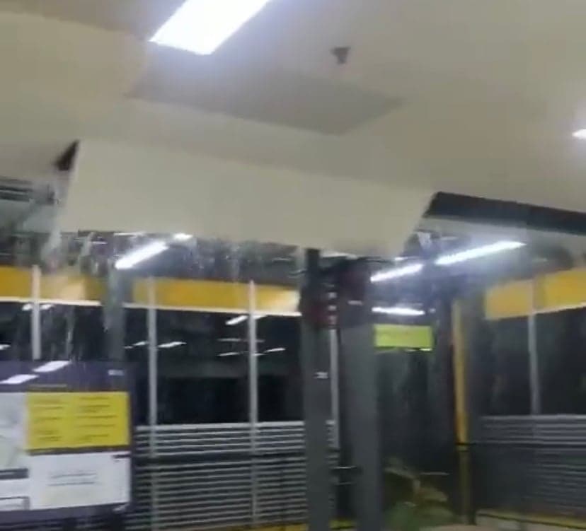 Diguyur Hujan Deras, Atap Stasiun Cawang LRT Jabodebek Jebol