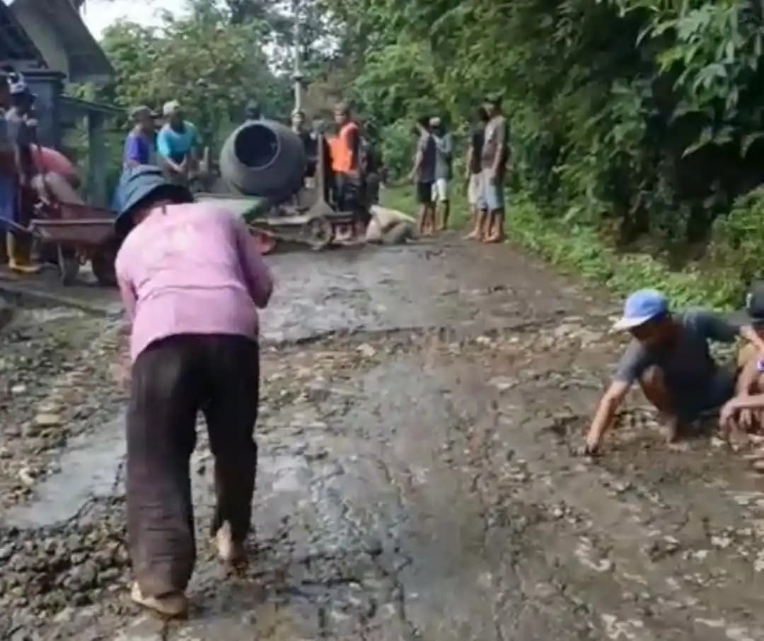 Tangkapan layar, kegiatan warga saat melakukan kegiatan penambalan jalan ruas Kalitengah-Kedungbiru