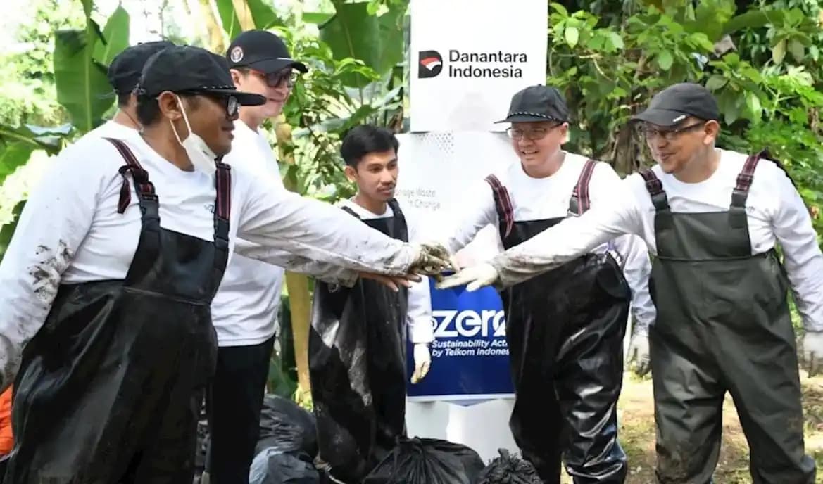 Telkom Tunjukkan Komitmen ESG Lewat Aksi Bersih Sungai di Bandung