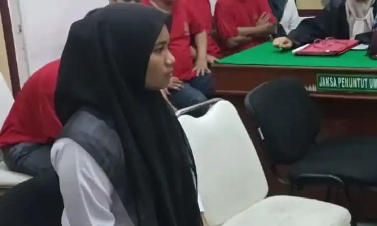 Terdakwa Mia Audina ketika mendengarkan putusan, di ruang sidang Cakra VI, Pengadilan Negeri Medan