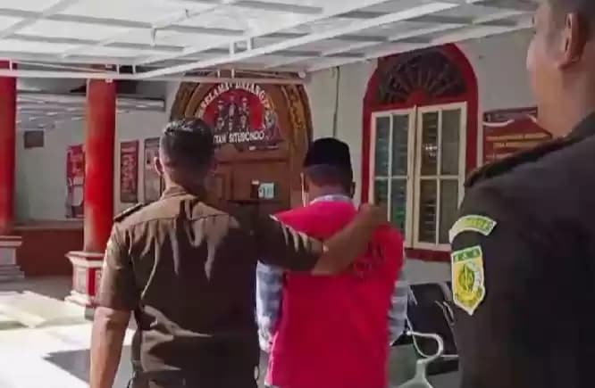 Tersangkaan korupsi mantan kepala Desa Wringinanom, Panarukan, Situbondo, jatim, digelandang ke Rutan oleh penyidik Kejaksaan Negeri Situbondo