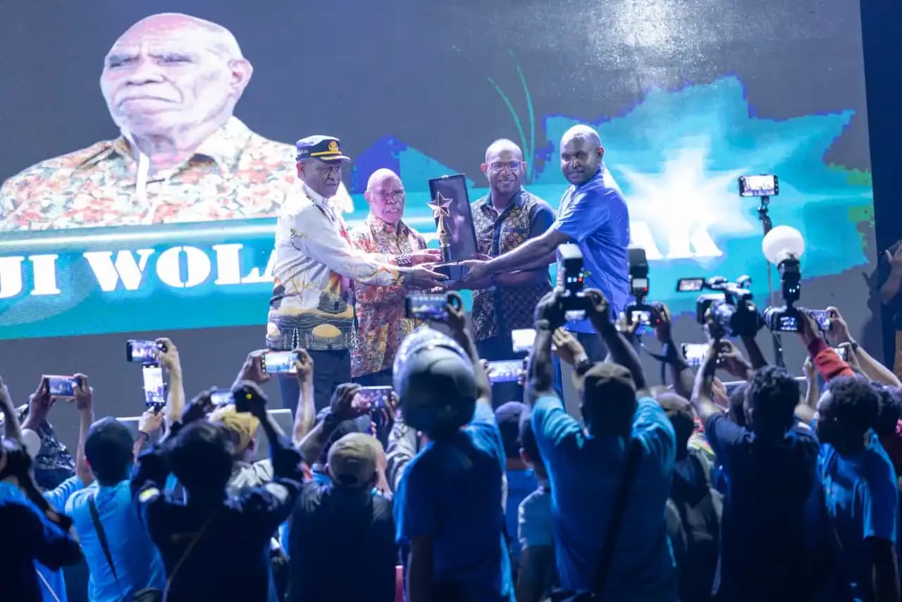 Thonci Wolas Krenat menerima AWP Award 2026, didampingi Staf Ahli Gubernur Papua Tengah, Ketua Asosiasi Wartawan Papua (AWP), dan Ketua Panitia Festival Media se-Tanah Papua 2026 di Nabire Papua Tengah, Kamis (15/1/2026).