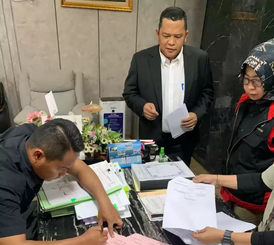 Tim Jaksa Penyidik Pidsus Kejati Jabar Geledah Rumdin dan Kantor Sekda Karawang