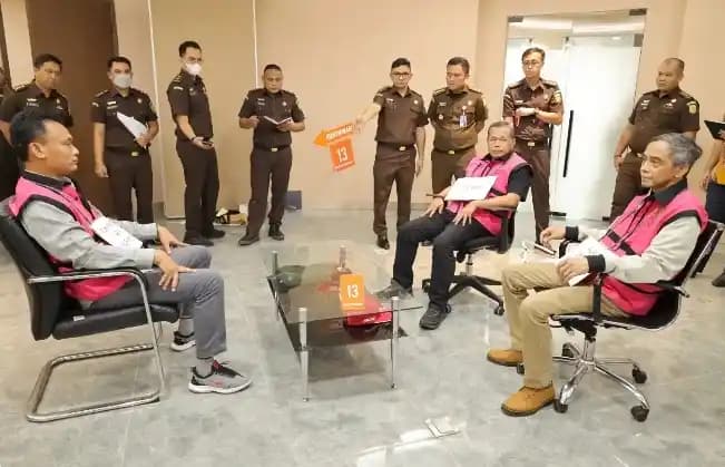 Tim Penyidik Jampidsus Kejagung menggelar rekonstruksi dalam penyidikan tindak pidana suap/gratikasi Pengadilan Negeri Jakarta Pusat dan perintangan penanganan perkara, Senin (28/4/2025) (Foto: Dok MI)
