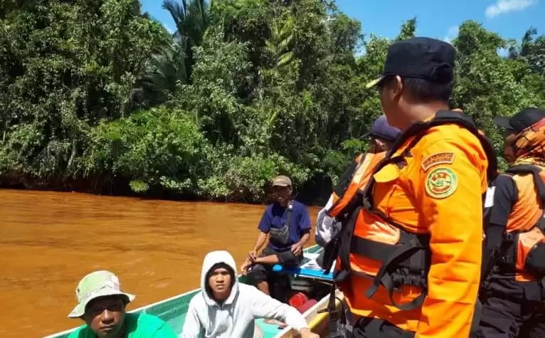 Tim SAR Gabungan saat mengevakuasi korban yang diterkam buaya di Sungai Lasolo