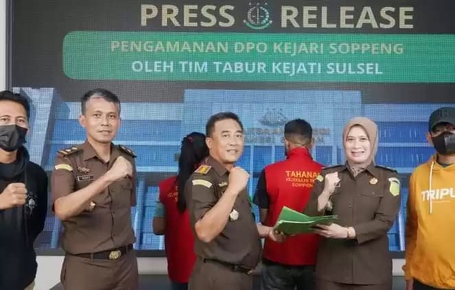 Tim Tabur Ewako Adyaksa Intelijen Kejaksaan Tinggi menunjukkan kedua terpidana