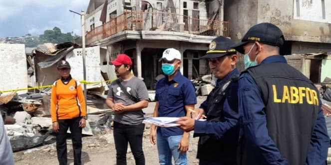 Polri Olah TKP Kebakaran Hebat Pasar Mardika Kota Ambon