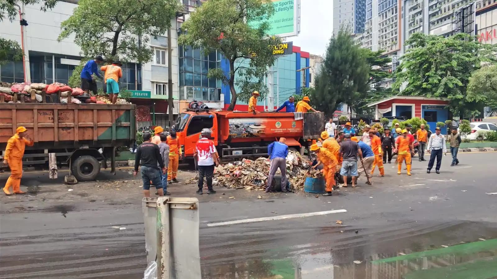 Truk Sampah DLH Terguling di Pekayon, Diduga Akibat Motor Potong Jalur