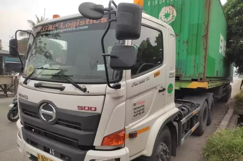 truk tabrak pengendara motor