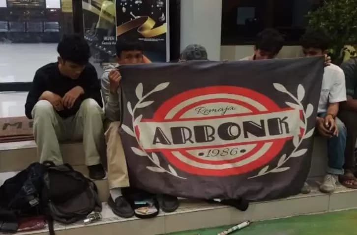 tujuh pemuda konvoi