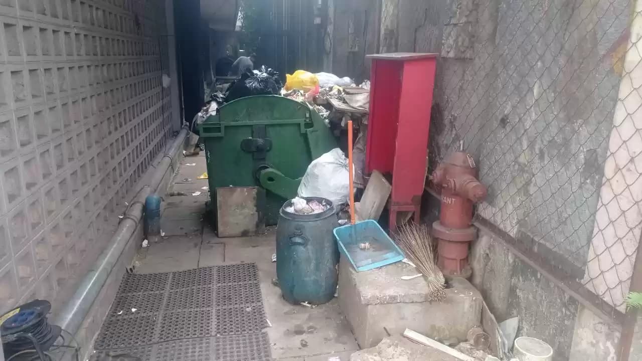 Tumpukan sampah di kantor Samsat Pajajaran, Kota Bandung, Jawa Barat. (Foto: MI/Sugiyanto).