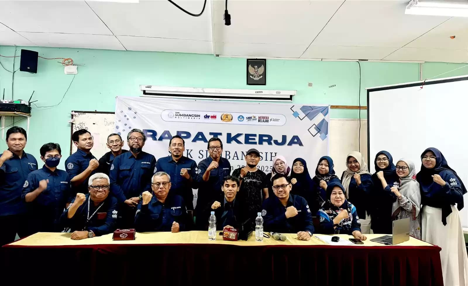 Usai raker , dewan guru berfoto bersama narasumber, Wawan Kurniawan Spd.MSi (barusan depan yang duduk, tengah), di aula SMK Multimedia Sumbangsih, Jakarta (Foto: Dok SMK Multimedia Sumbangsih).