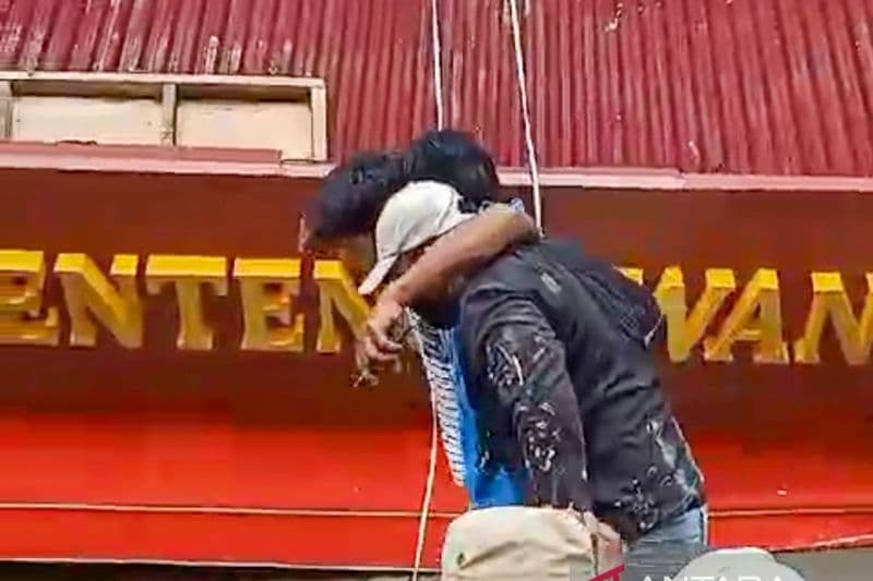 Dua Pekerja Terluka Akibat Kanopi Klenteng Kwong Kong Roboh
