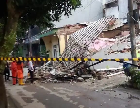 Wabup Purwakarta Tinjau Dua Rumah Ambruk dan Satu terancam Ambruk
