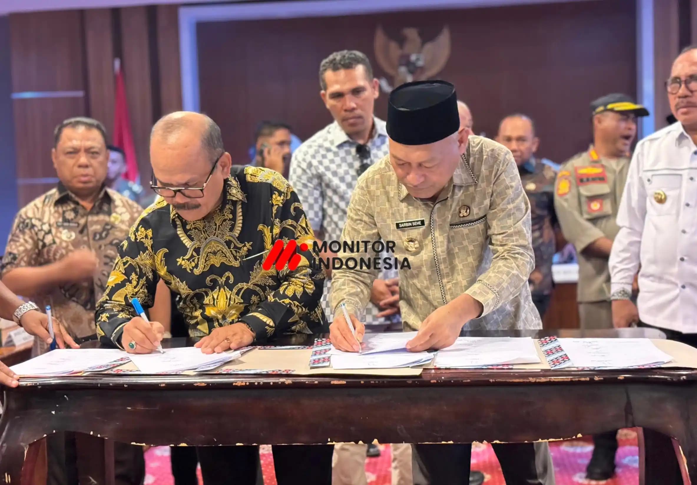 Wagub Sarbin Sehe dan Direktur PT TUB Yakobus Bulo menandatangani berita acara kesepakatan