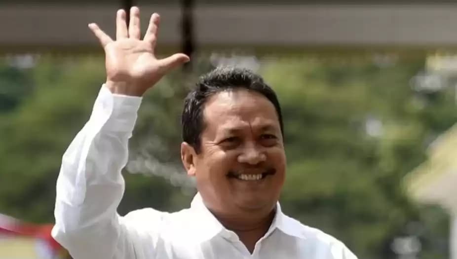 Wahyu Sakti Trenggono melambaikan tangan usai bertemu Presiden Joko Widodo di Kompleks Istana Kepresidenan, Jakarta, Jumat (25/10/2019).