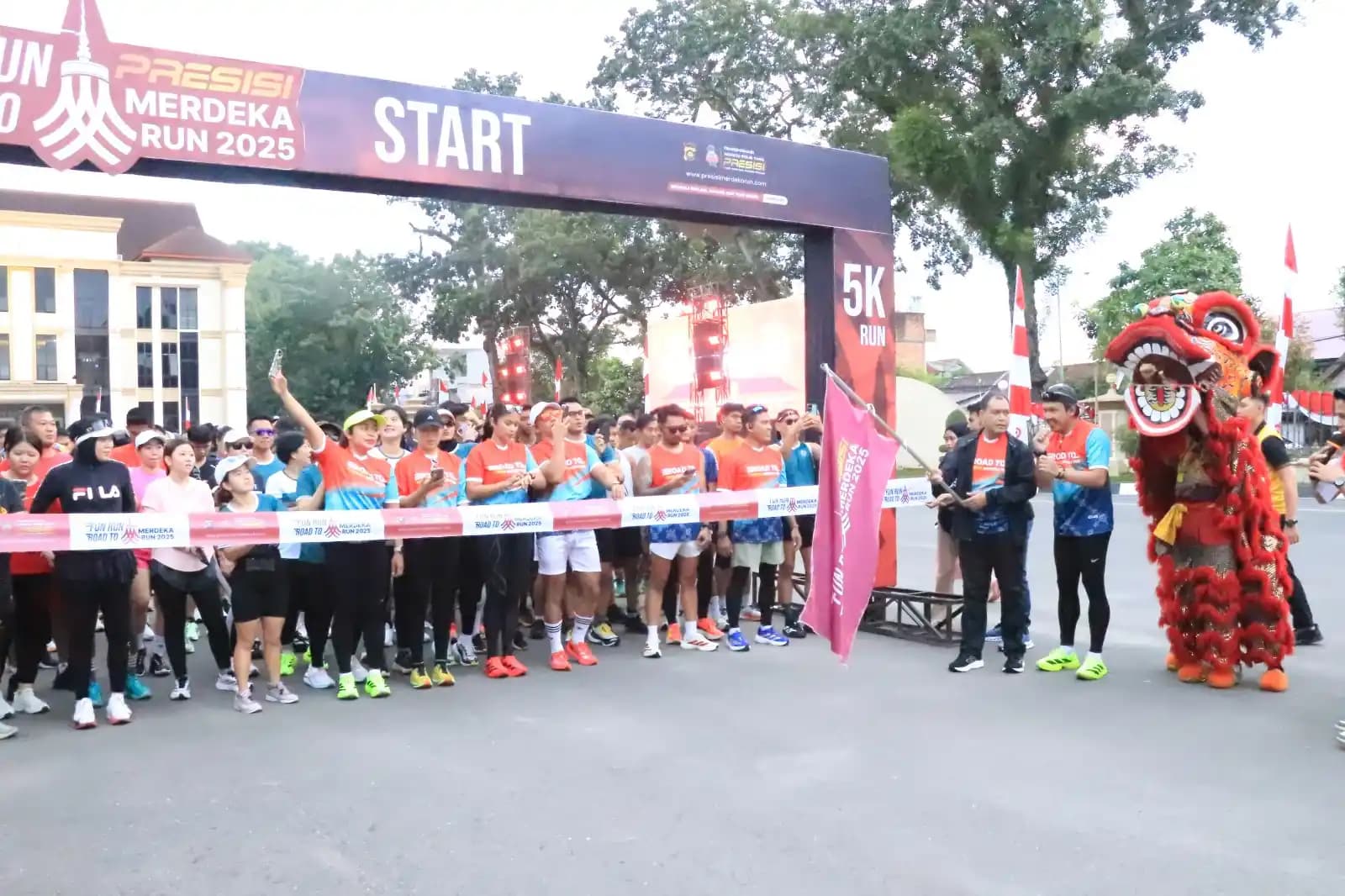 Wakapolda Jambi Brigjen Pol M. Mustaqim melepas peserta Fun Run Road to Presisi Merdeka Run 2025