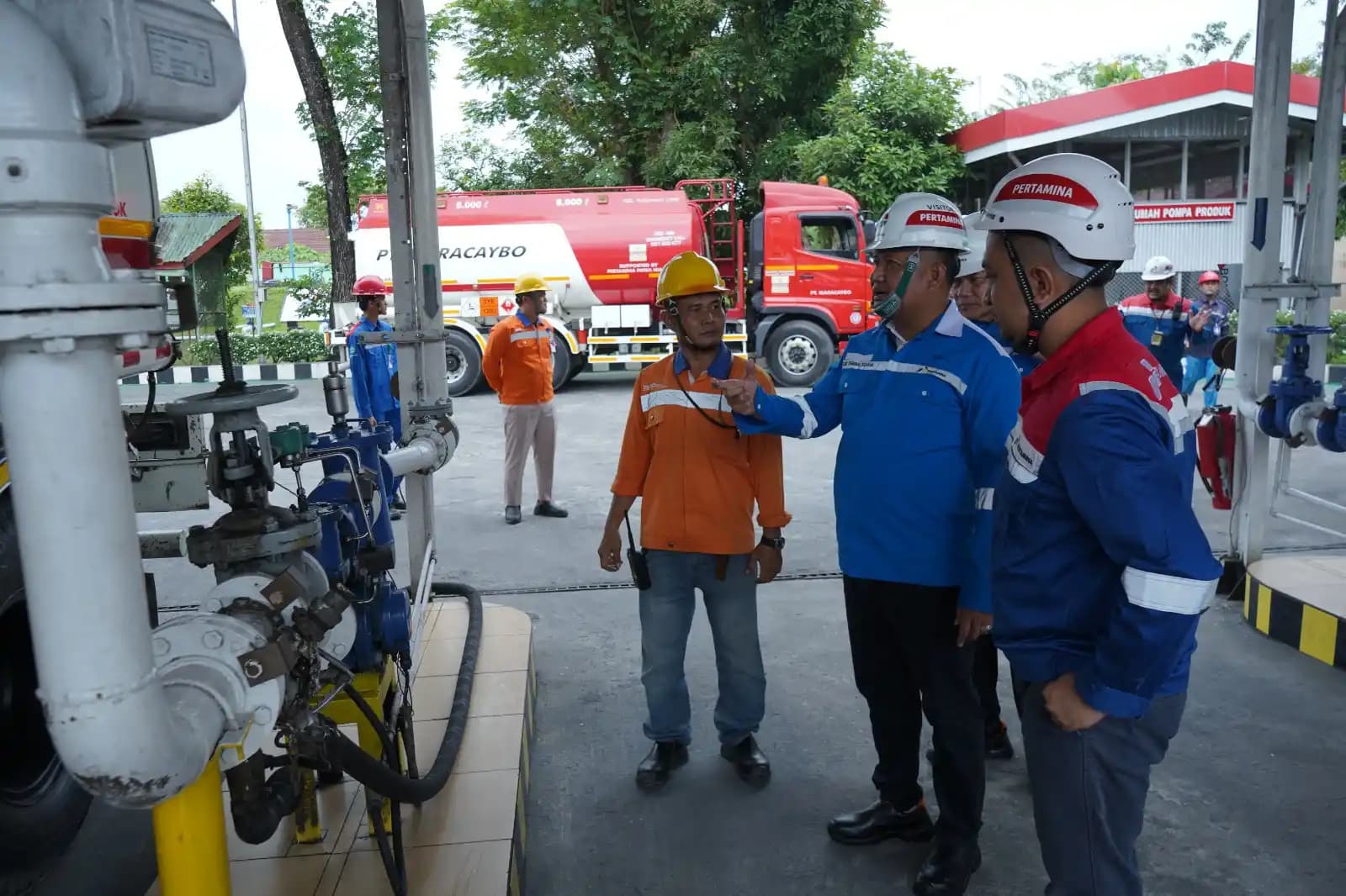 Wakil Bupati Asahan, Rianto melakukan peninjauan kesiapan pasokan Bahan Bakar Minyak (BBM)