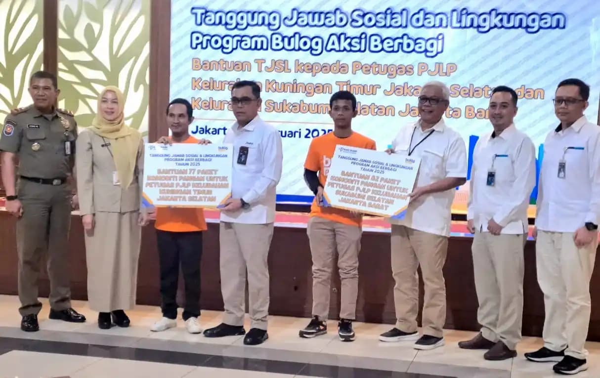 Wakil Direktur Utama Perum Bulog, Mayor Jenderal TNI (Purn.) Dr. Marga Taufiq saat berikan bantuan kepada 159 Petugas Penyedia Jasa Lainnya Perorangan (Rizal).