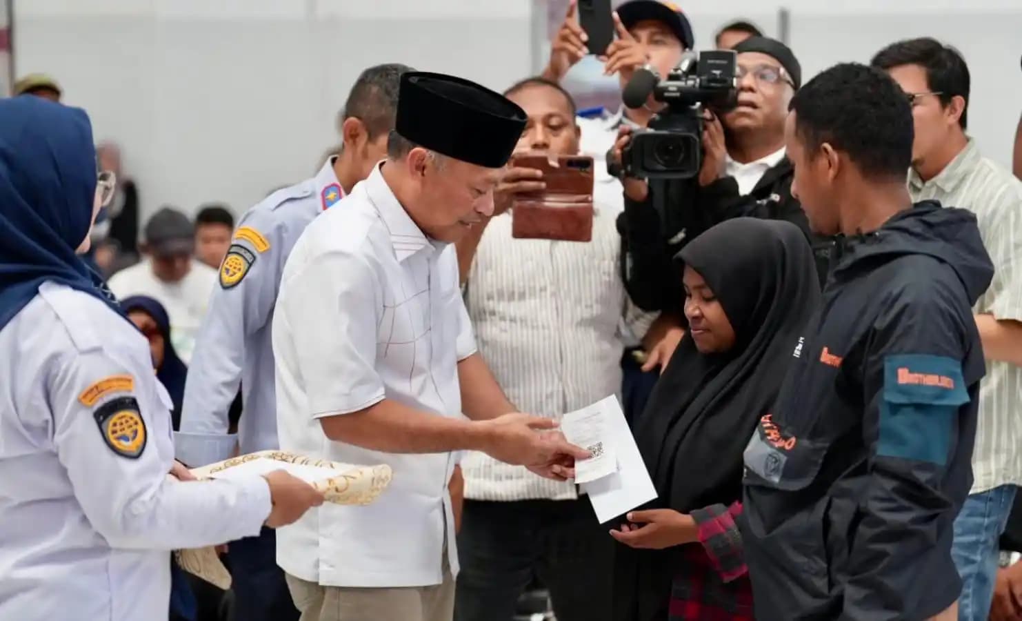 Wakil Gubernur Maluku Utara, Sarbin Sehe, secara simbolis menyerahkan tiket mudik bersubsidi kepada salah satu penumpang di Pelabuhan Ahmad Yani
