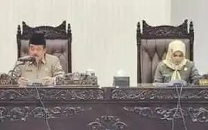 Wakil Ketua DPRD Kabupaten Blitar, M Rifa'i saat memimpin rapat
