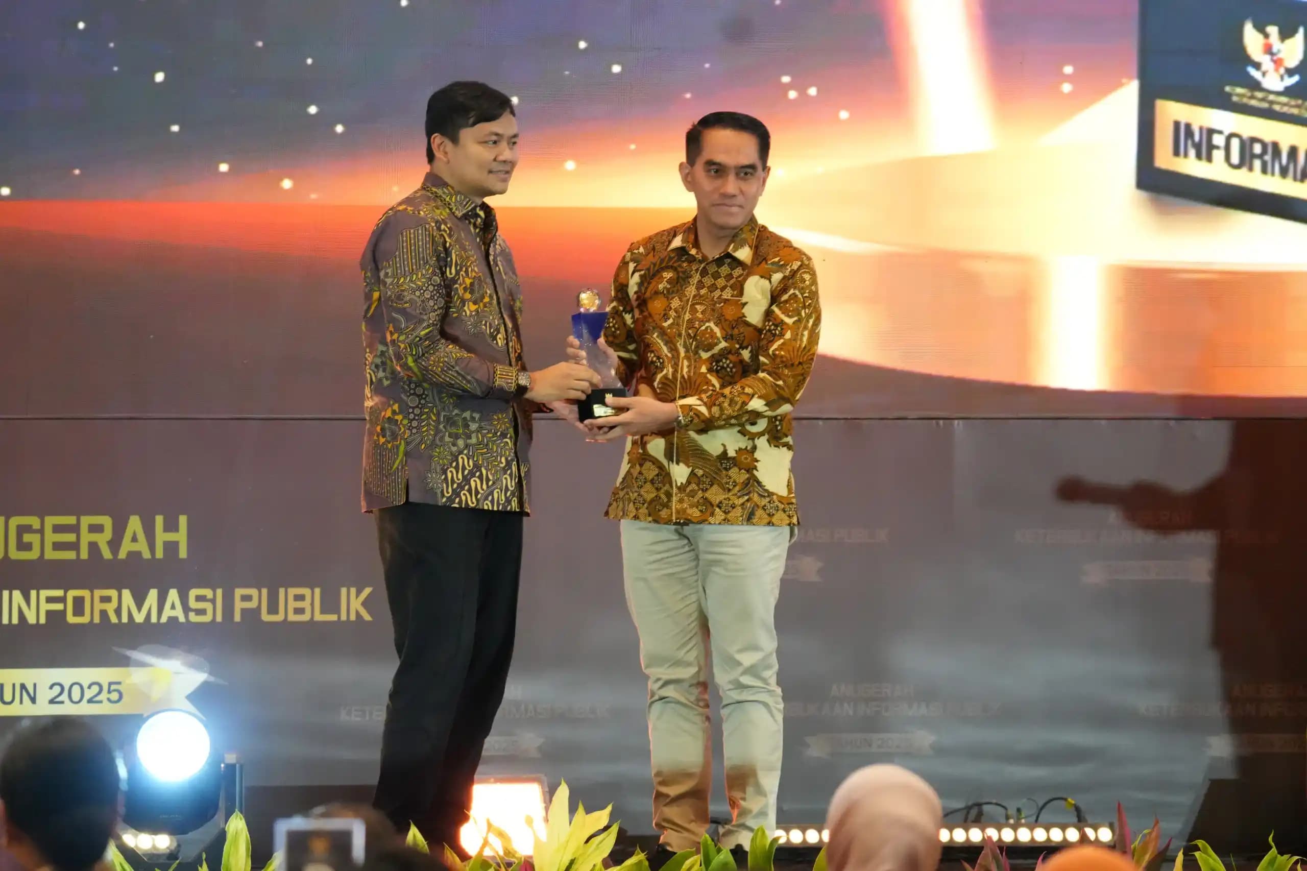 Wakil Ketua Komisi Informasi Pusat (KIP) Arya Sandhiyudha dan diterima Sekretaris Jenderal KemenP2MI Dwiyono (Dok. KemenP2MI)