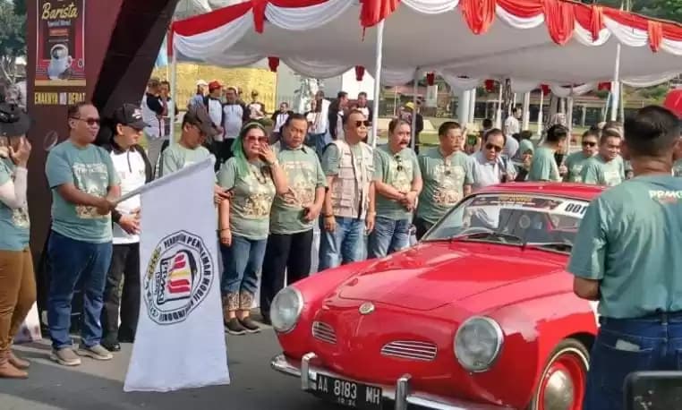 Wali Kota Magelang M Nur Aziz melepas peserta Rally Mobil Kuno 2024