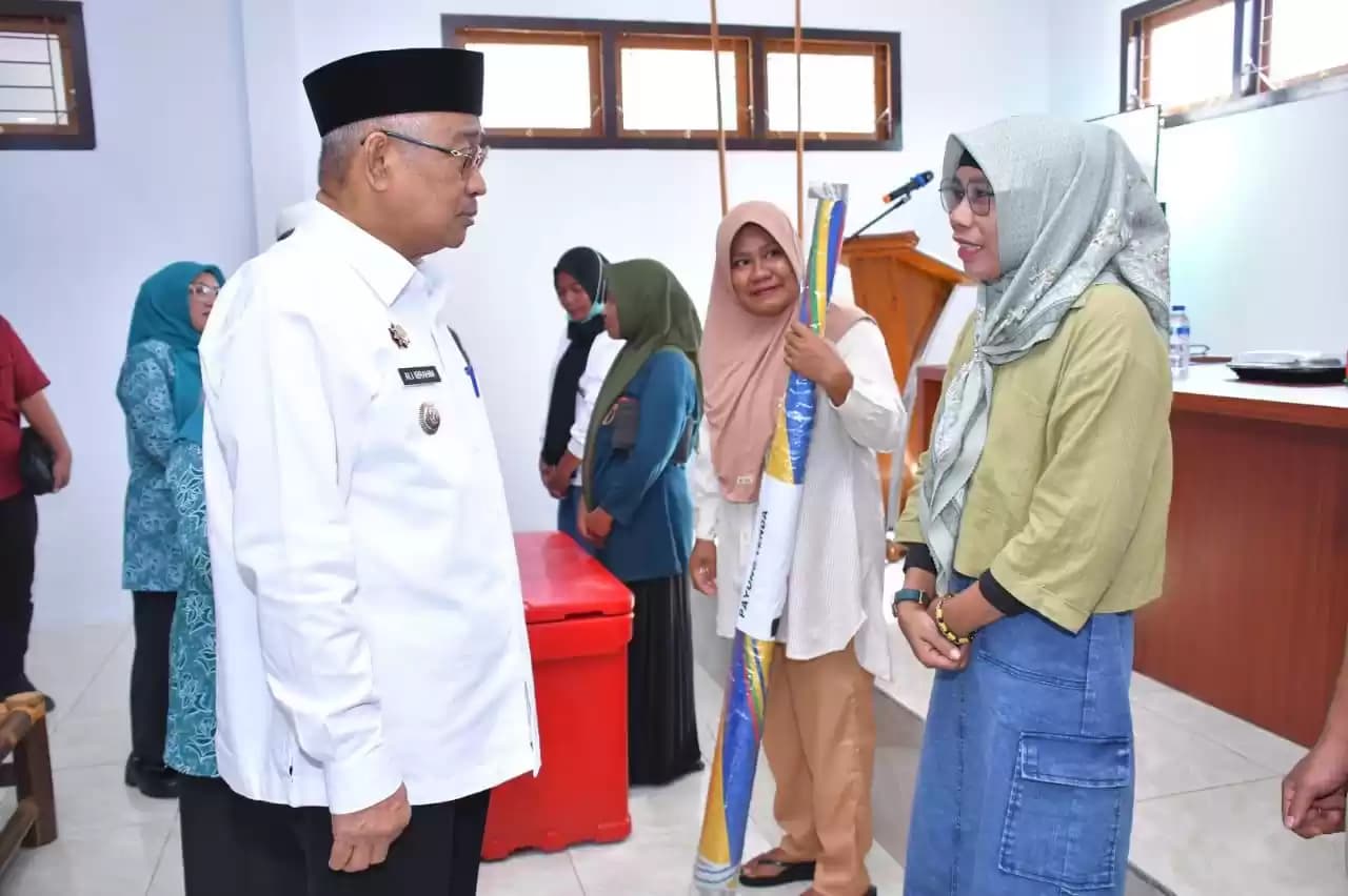 Walikota Tidore Kepulauan, Capt. Ali Ibrahim memberikan bantuan kepada pelaku UMKM (Foto: Humas Pemkot Tidore)