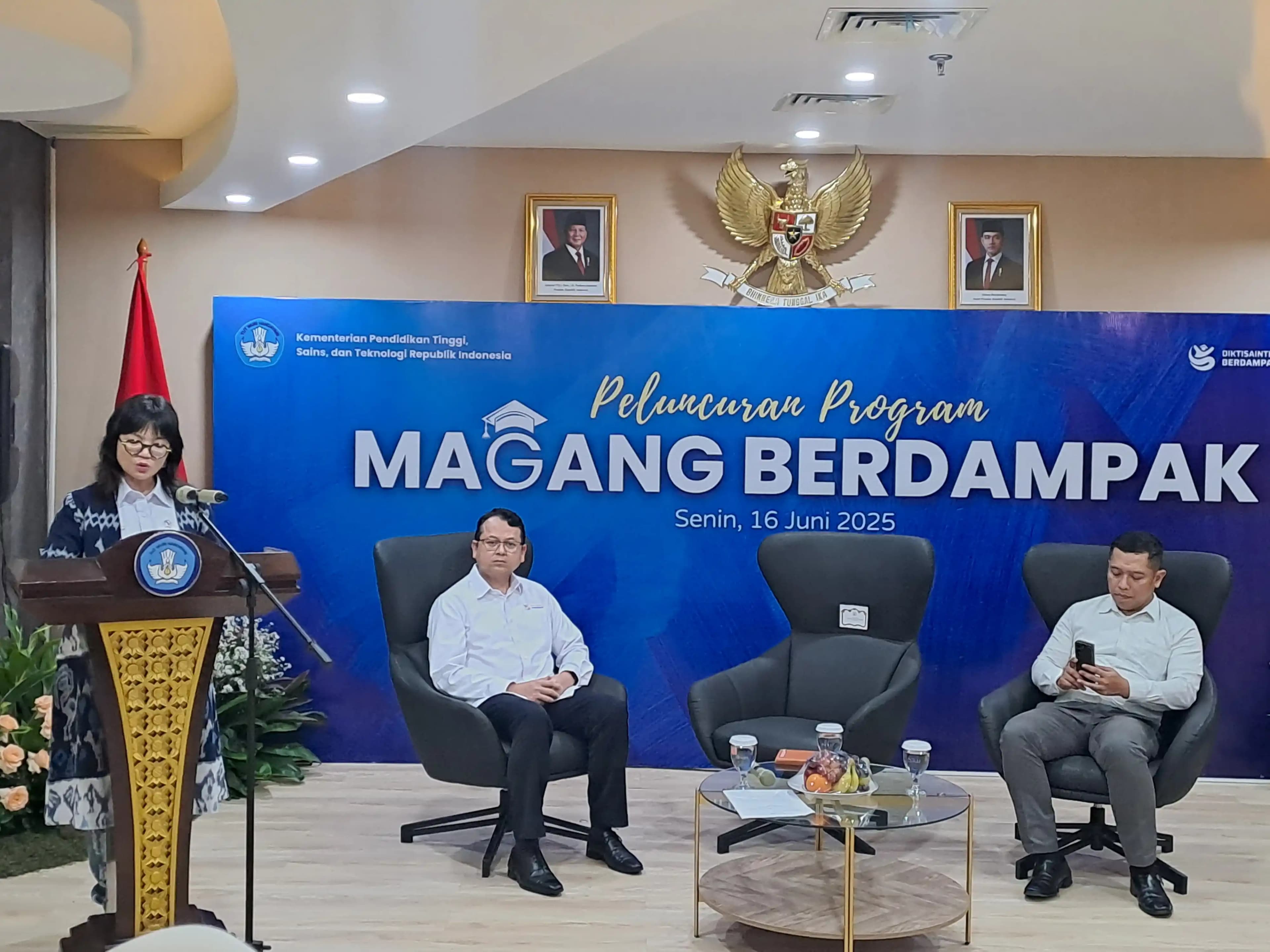 Wamen Diktisaintek Prof. Stella Christie, Ph.D., saat peluncuran Program Magang Berdampak Kemendiktisaintek . (Fotof. Rizal(